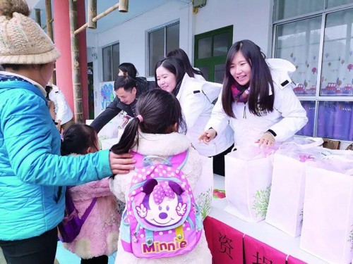 考察團向加榜鄉中心幼稚園小朋友捐贈物資